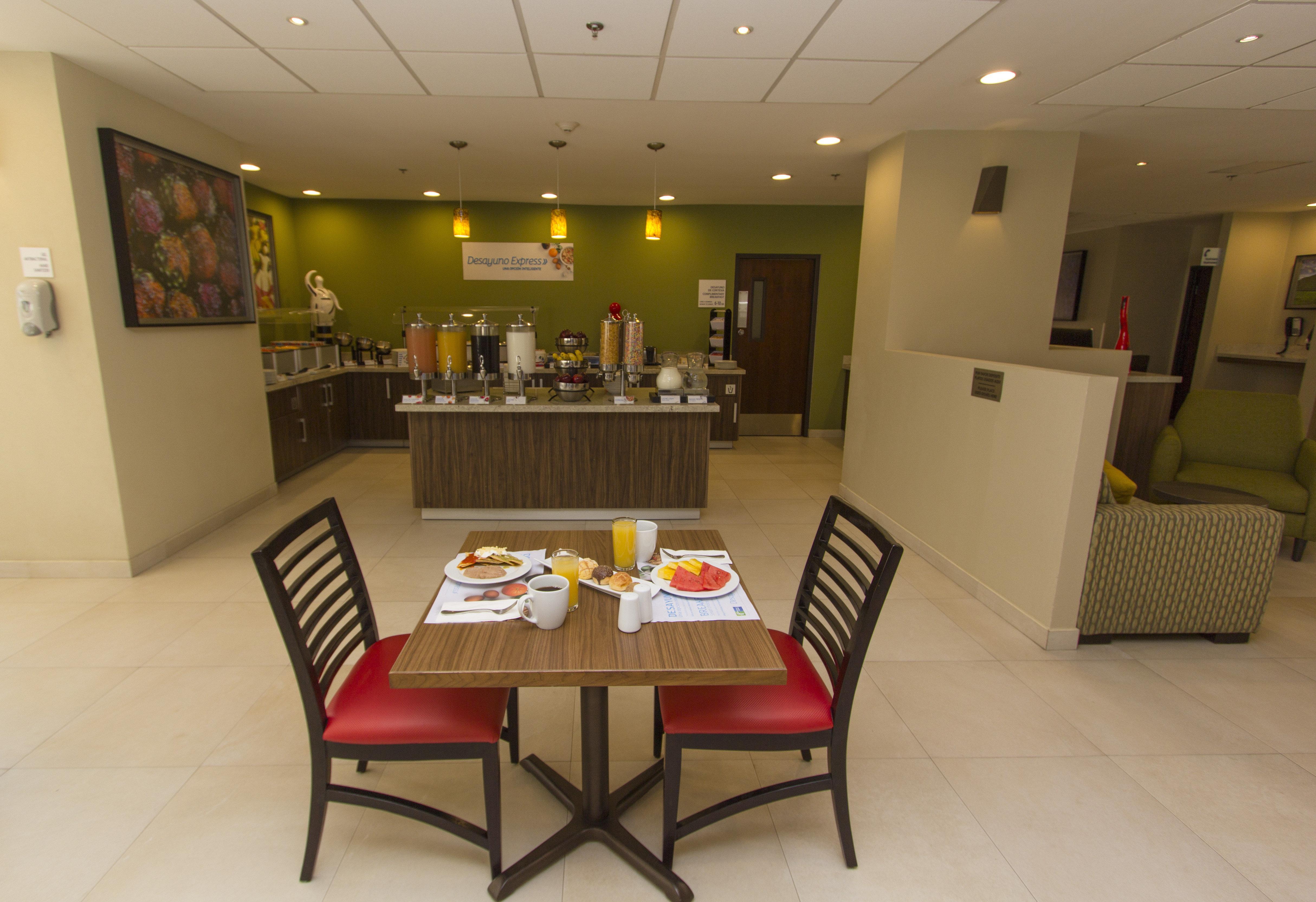 Holiday Inn Express Guadalajara Aeropuerto By Ihg Las Pintas Екстер'єр фото