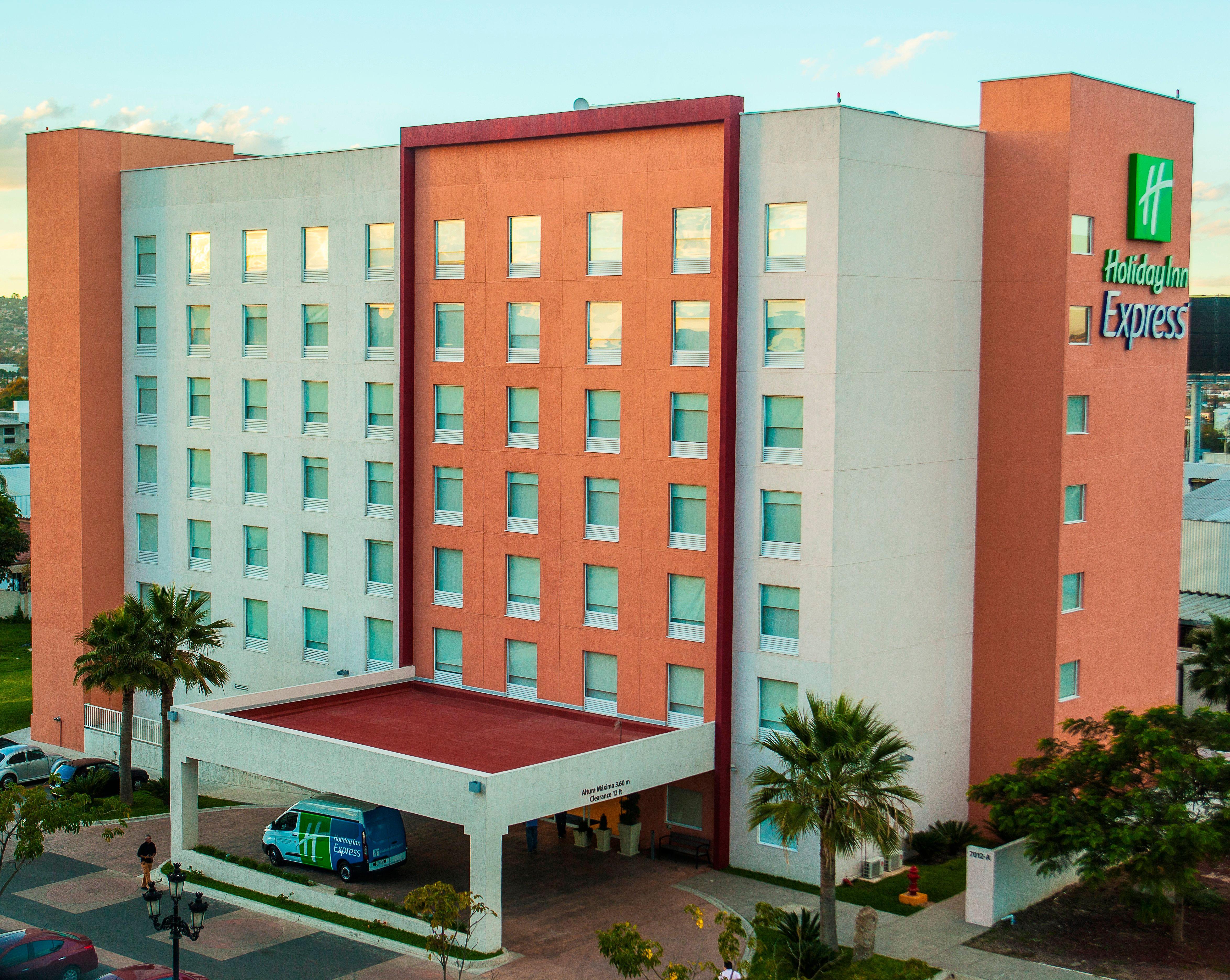 Holiday Inn Express Guadalajara Aeropuerto By Ihg Las Pintas Екстер'єр фото