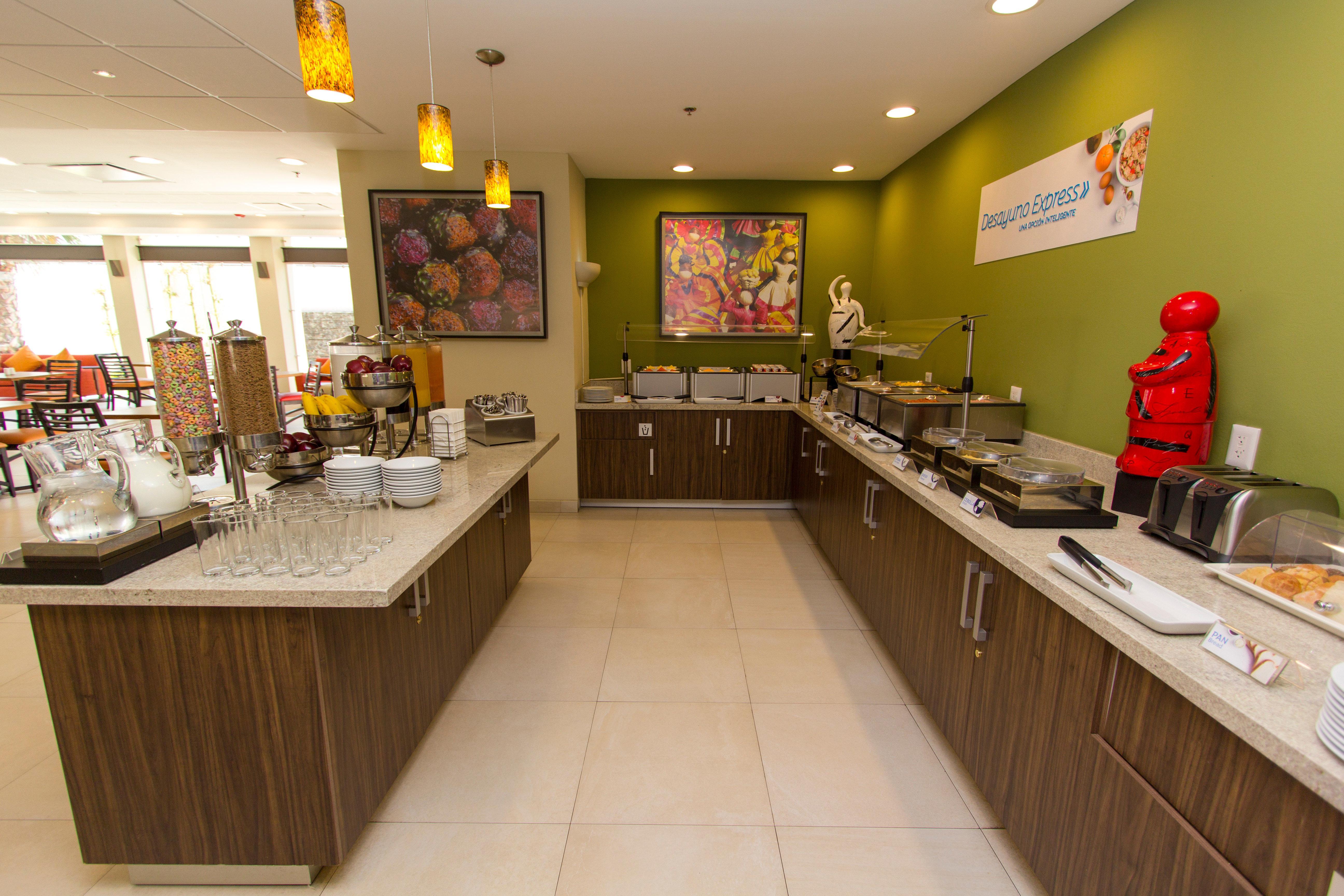 Holiday Inn Express Guadalajara Aeropuerto By Ihg Las Pintas Екстер'єр фото