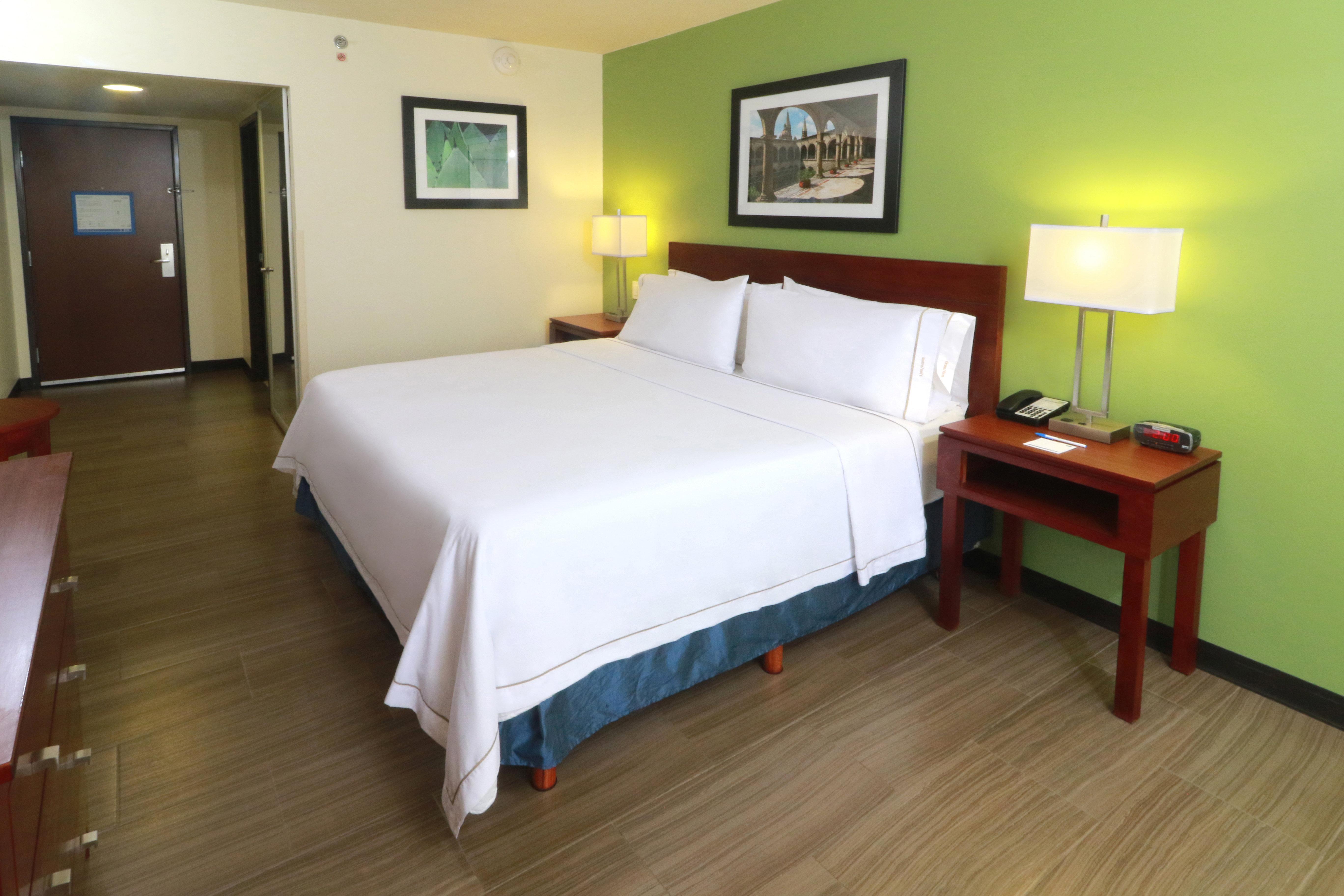 Holiday Inn Express Guadalajara Aeropuerto By Ihg Las Pintas Екстер'єр фото