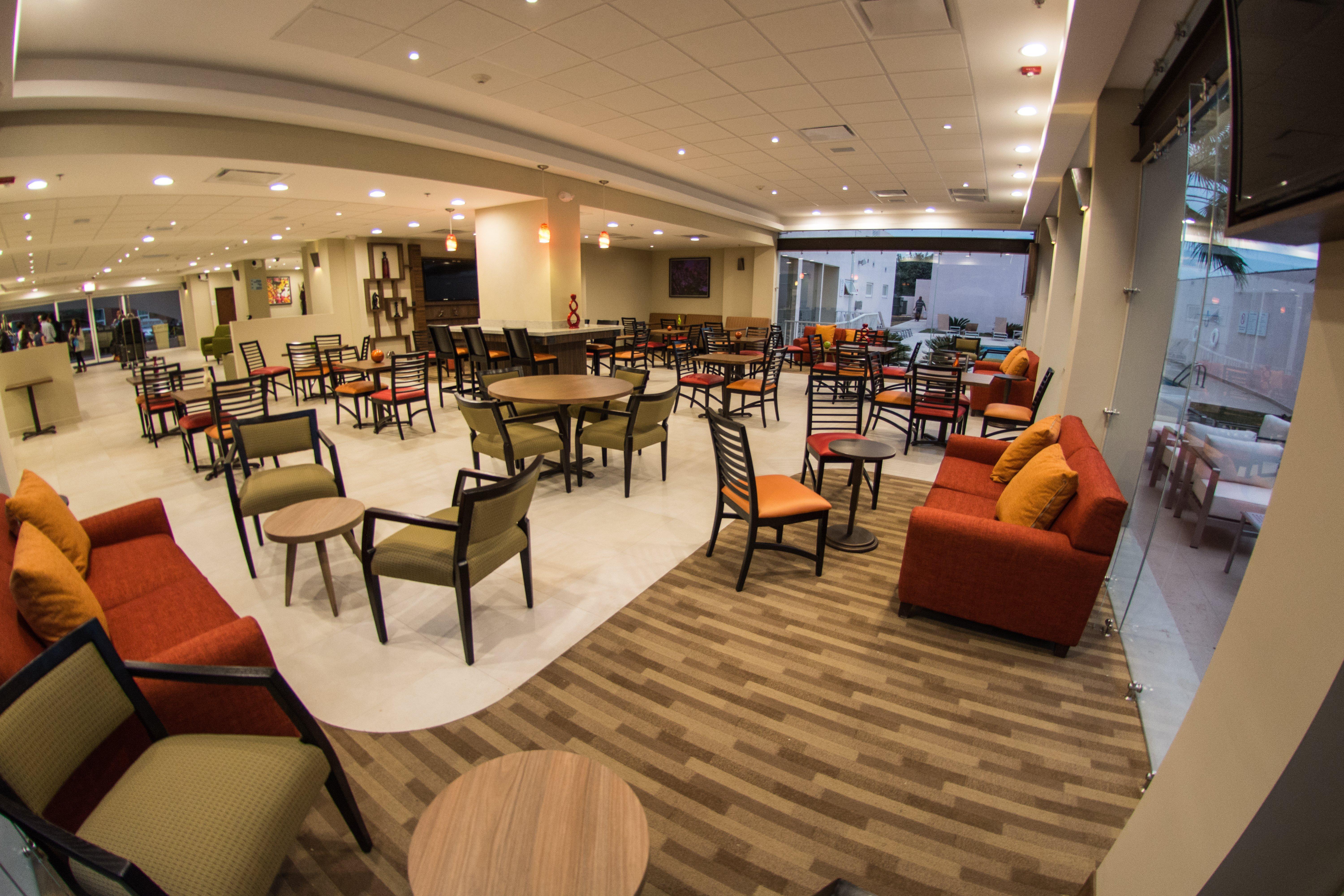 Holiday Inn Express Guadalajara Aeropuerto By Ihg Las Pintas Екстер'єр фото