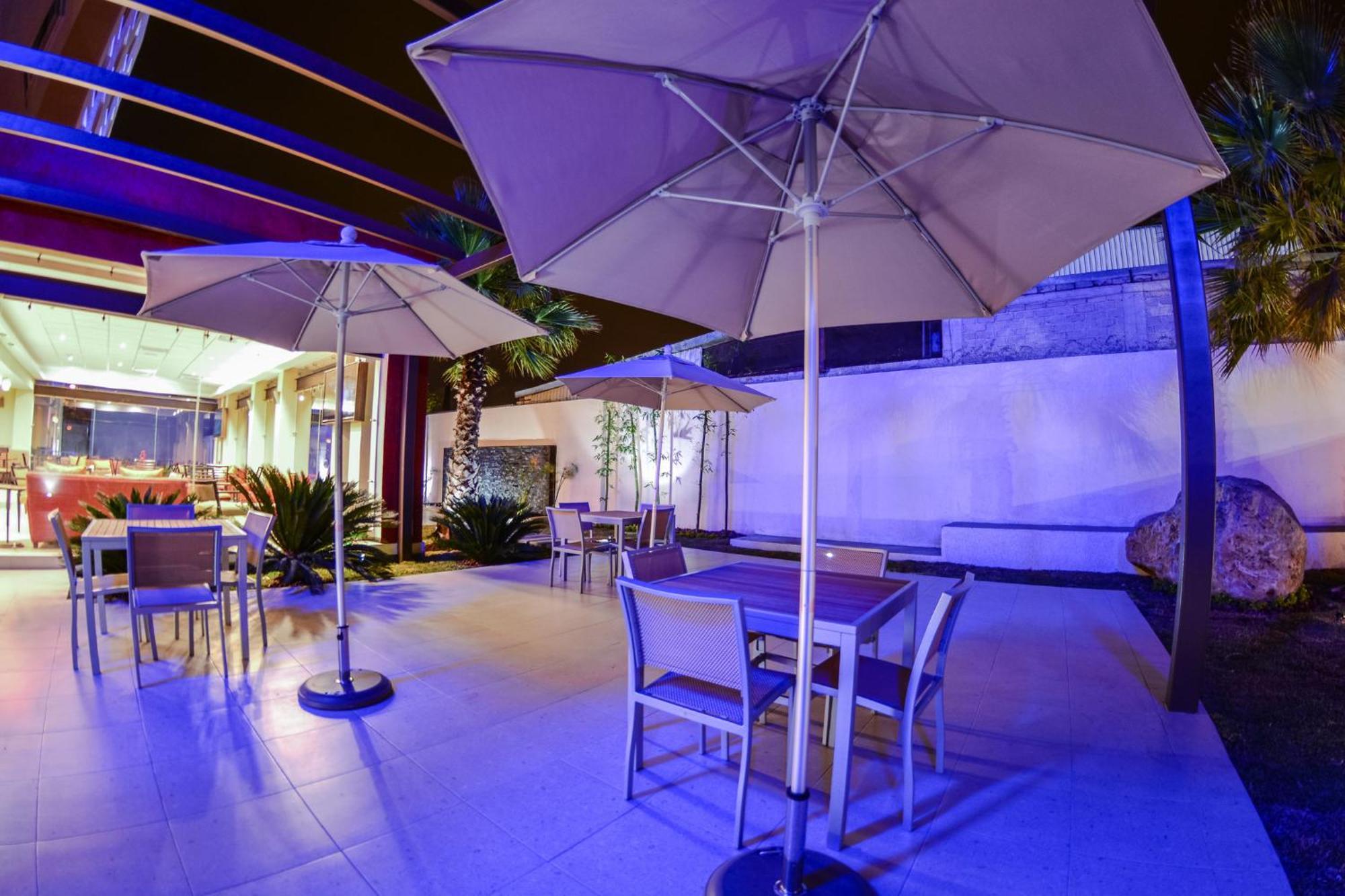 Holiday Inn Express Guadalajara Aeropuerto By Ihg Las Pintas Екстер'єр фото