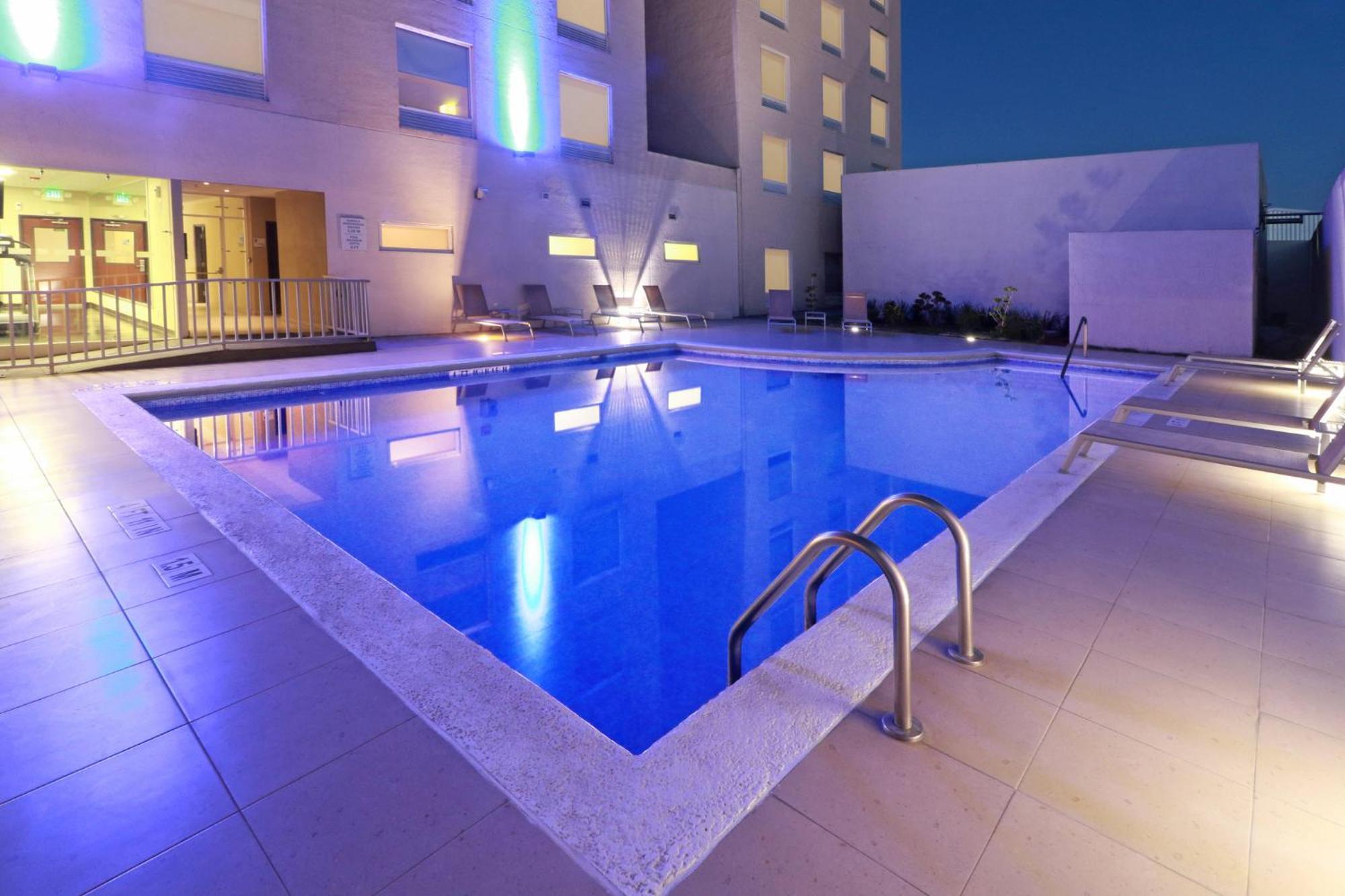 Holiday Inn Express Guadalajara Aeropuerto By Ihg Las Pintas Екстер'єр фото