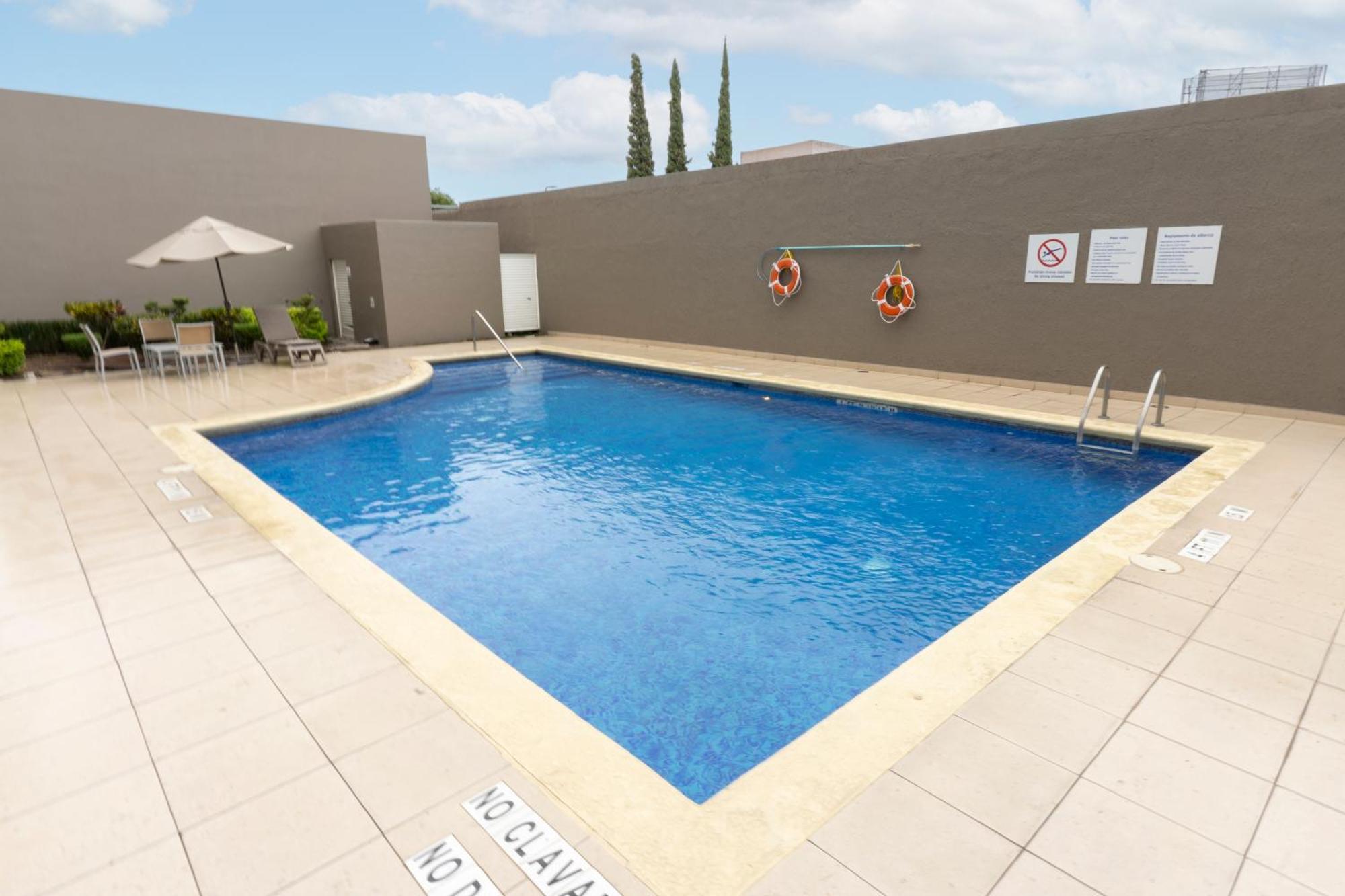 Holiday Inn Express Guadalajara Aeropuerto By Ihg Las Pintas Екстер'єр фото