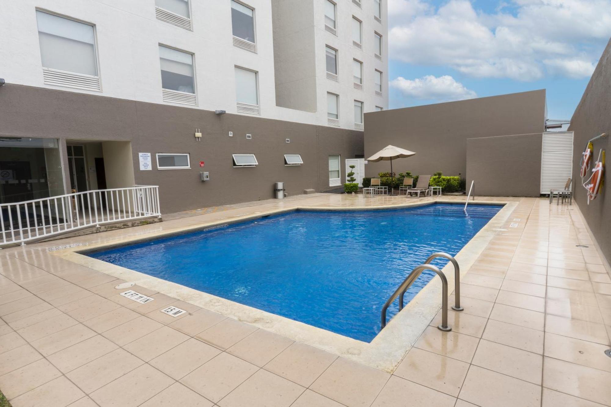 Holiday Inn Express Guadalajara Aeropuerto By Ihg Las Pintas Екстер'єр фото