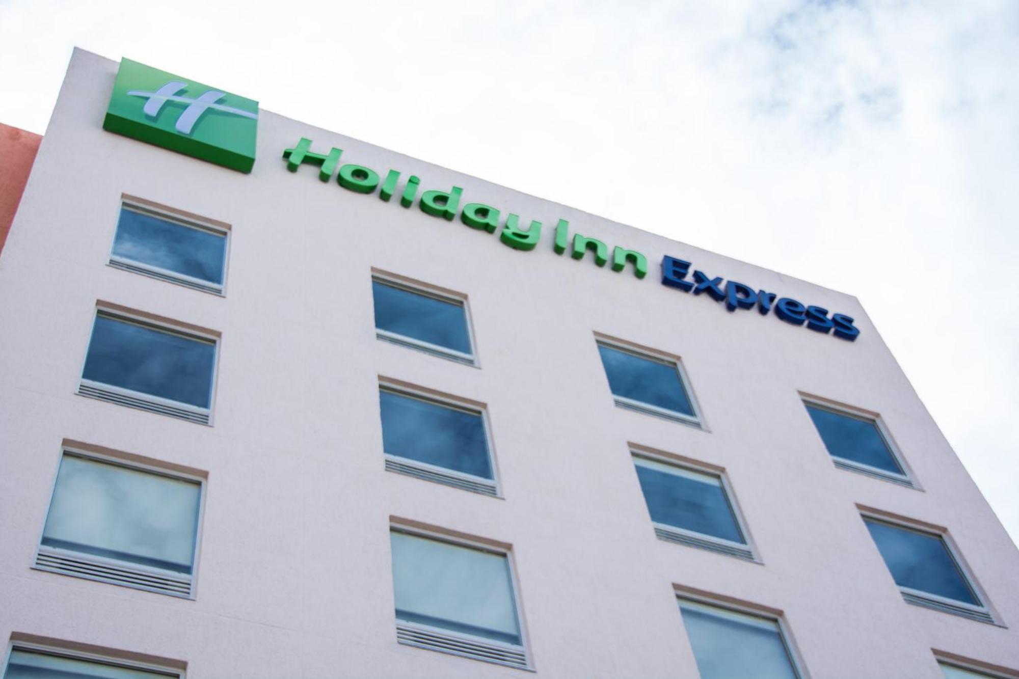 Holiday Inn Express Guadalajara Aeropuerto By Ihg Las Pintas Екстер'єр фото