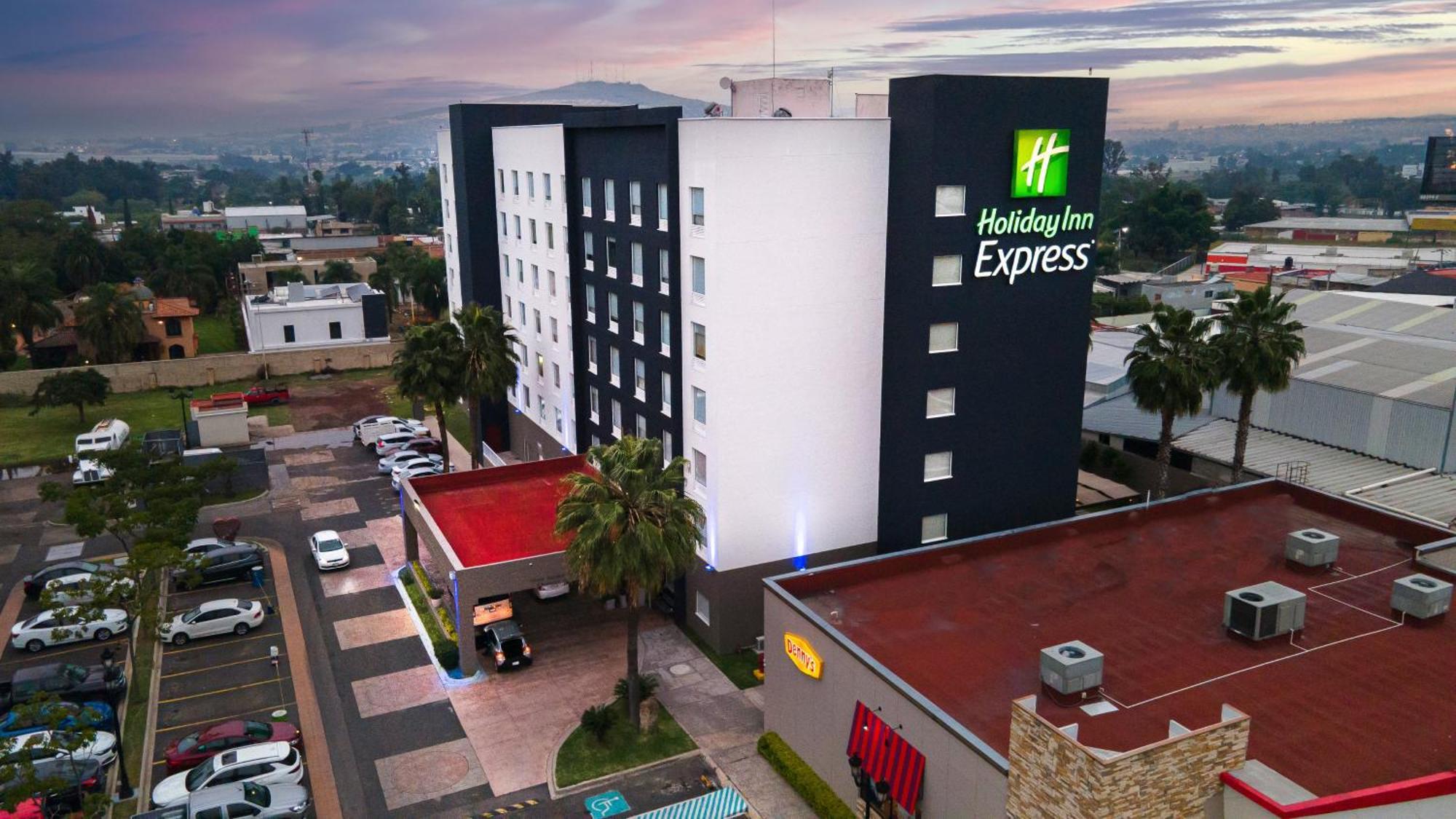Holiday Inn Express Guadalajara Aeropuerto By Ihg Las Pintas Екстер'єр фото