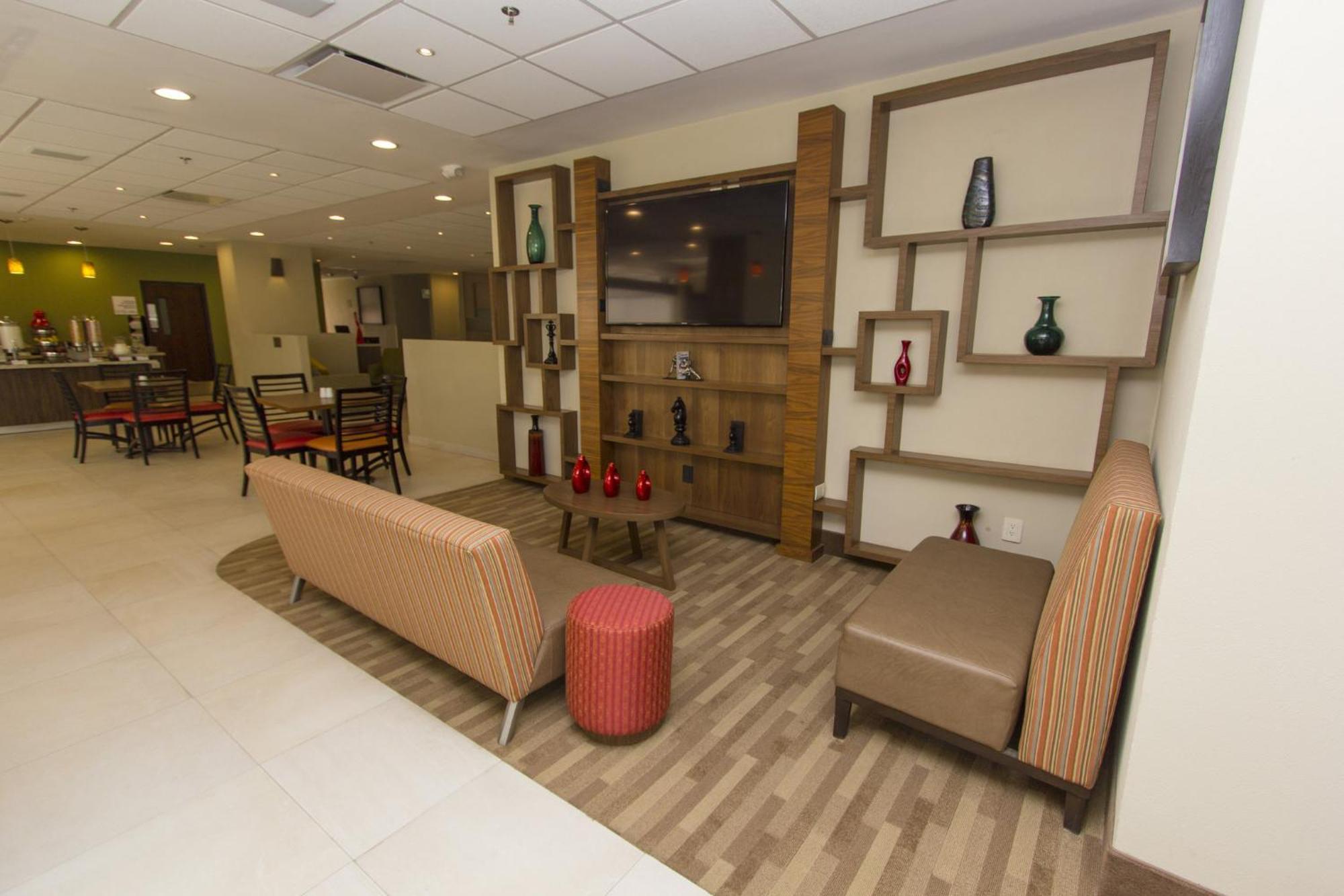 Holiday Inn Express Guadalajara Aeropuerto By Ihg Las Pintas Екстер'єр фото