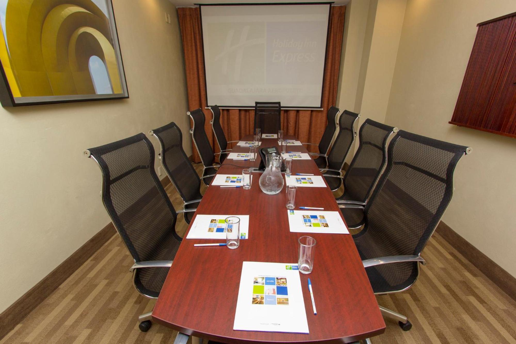 Holiday Inn Express Guadalajara Aeropuerto By Ihg Las Pintas Екстер'єр фото