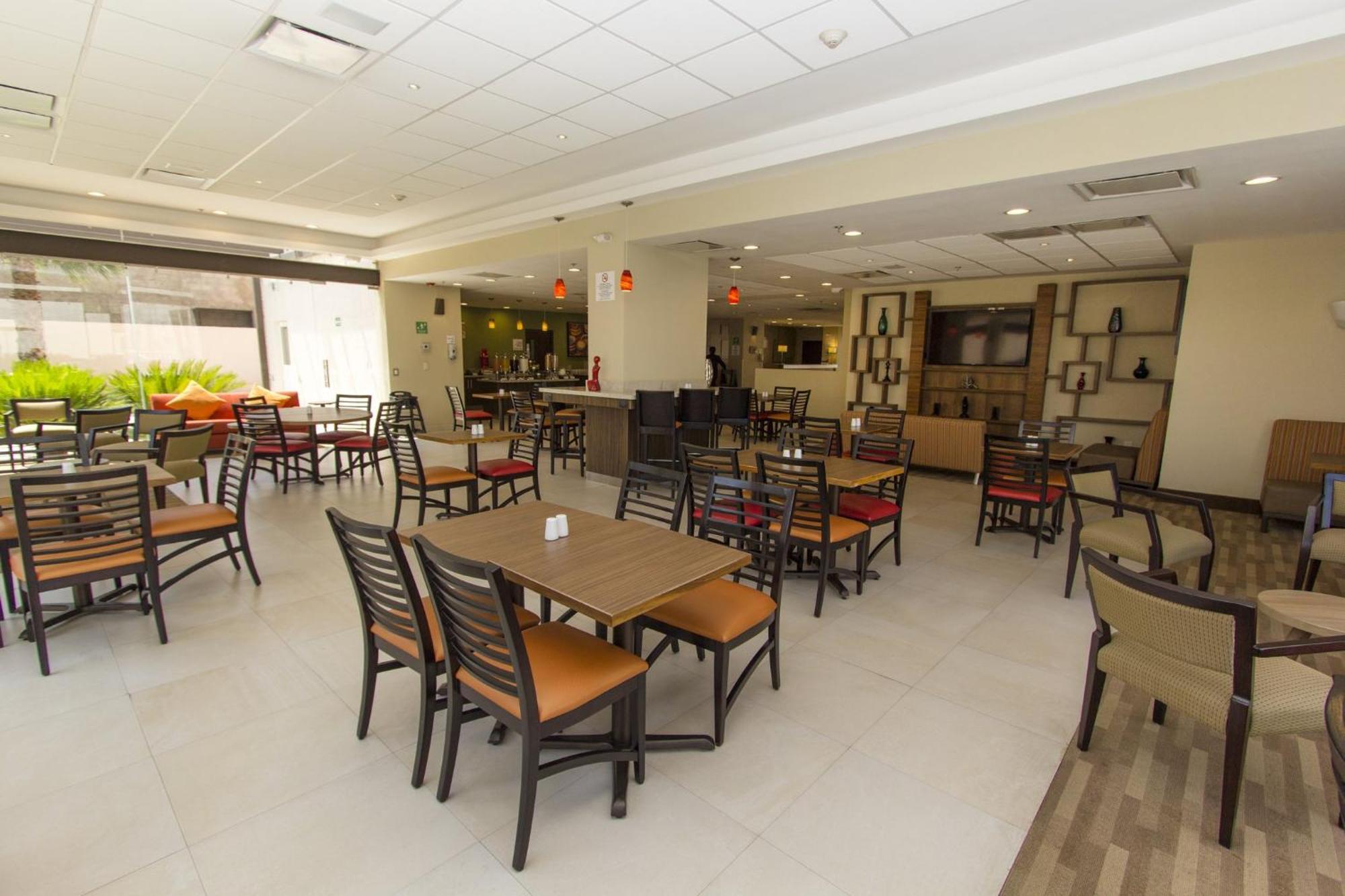 Holiday Inn Express Guadalajara Aeropuerto By Ihg Las Pintas Екстер'єр фото