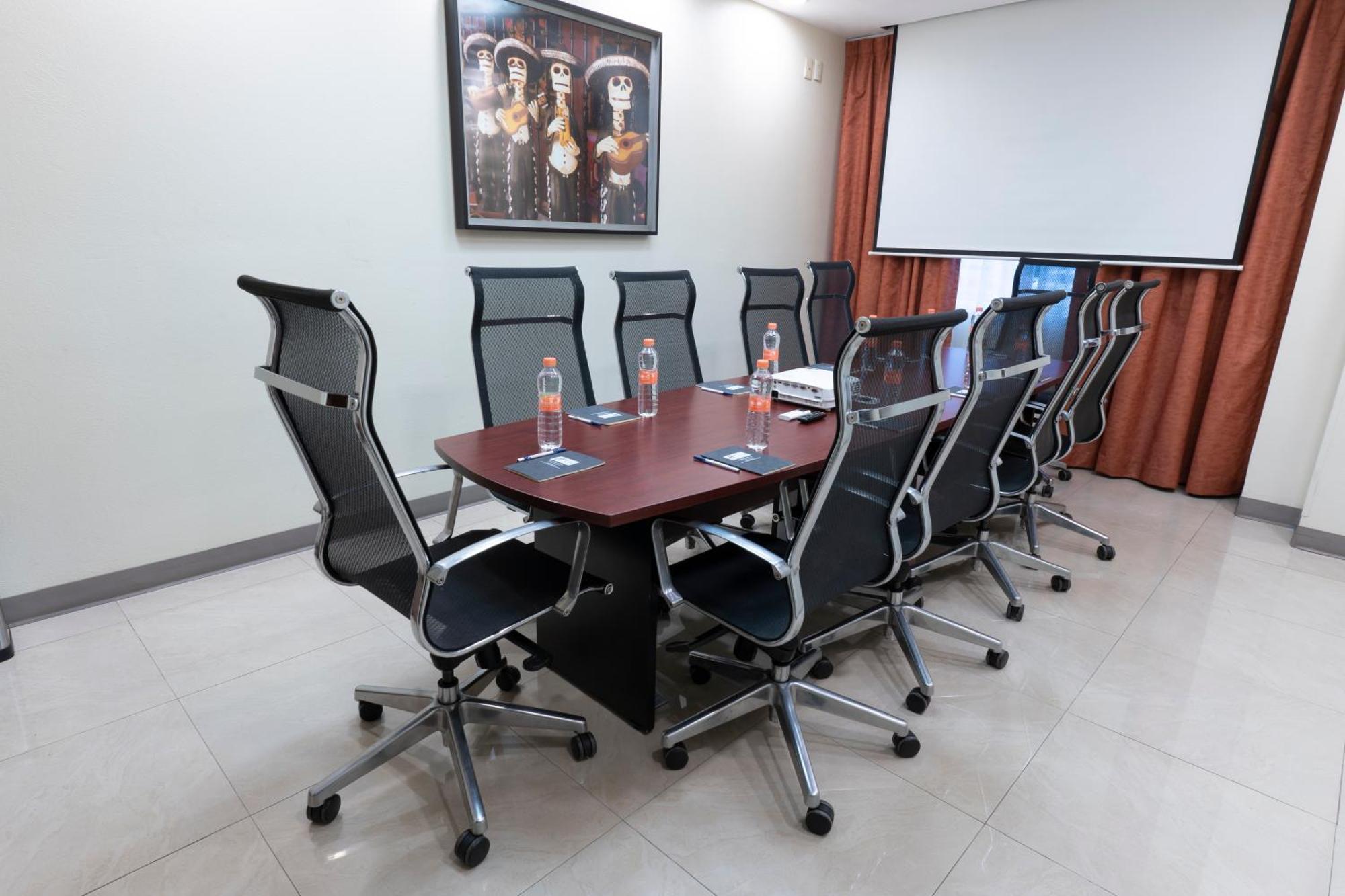 Holiday Inn Express Guadalajara Aeropuerto By Ihg Las Pintas Екстер'єр фото