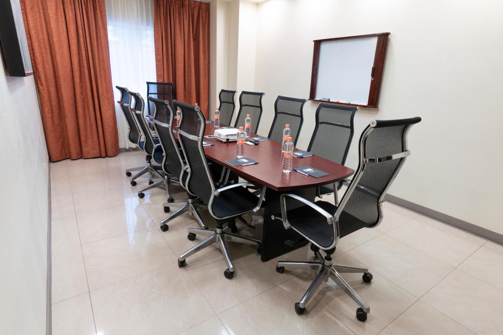 Holiday Inn Express Guadalajara Aeropuerto By Ihg Las Pintas Екстер'єр фото
