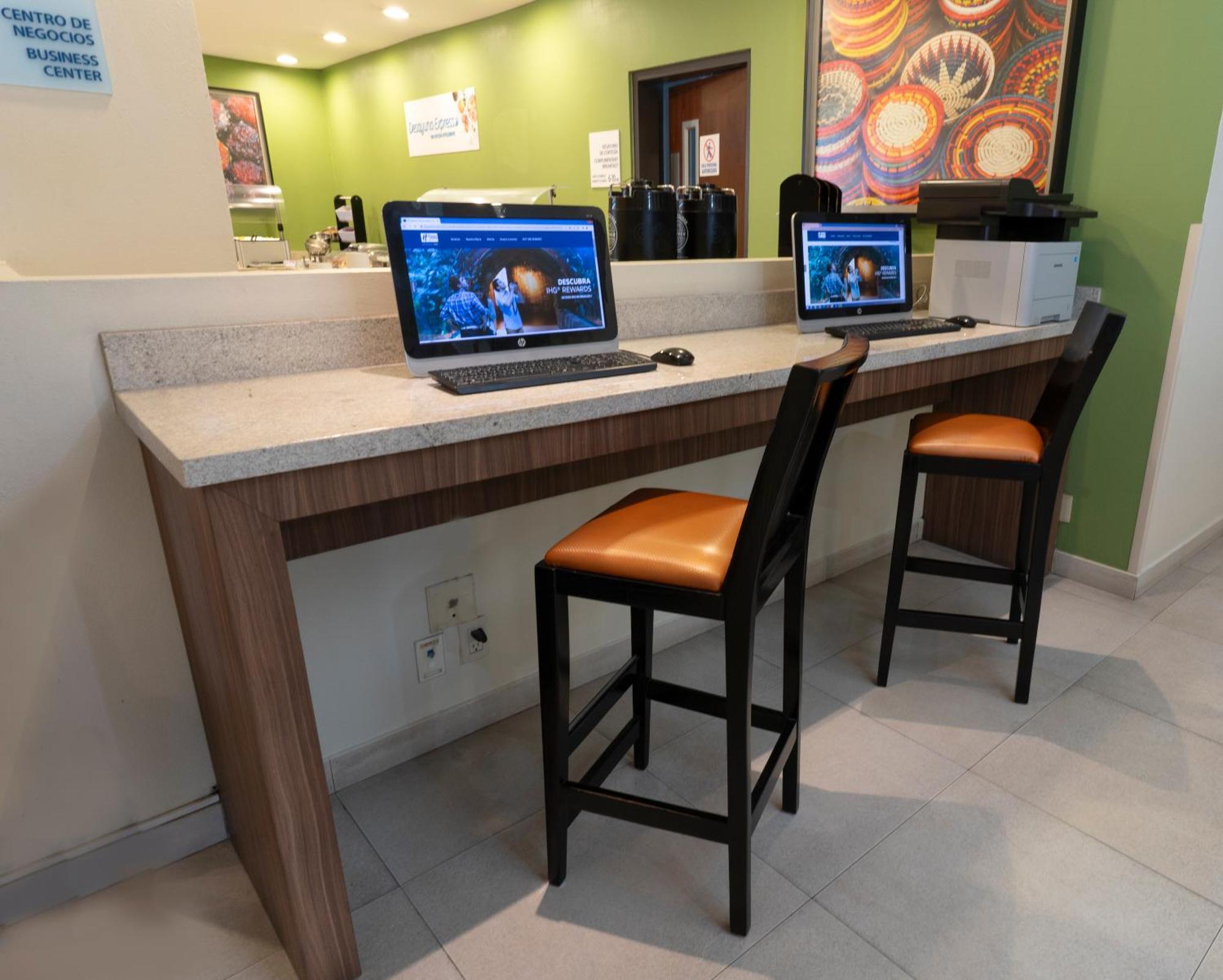 Holiday Inn Express Guadalajara Aeropuerto By Ihg Las Pintas Екстер'єр фото