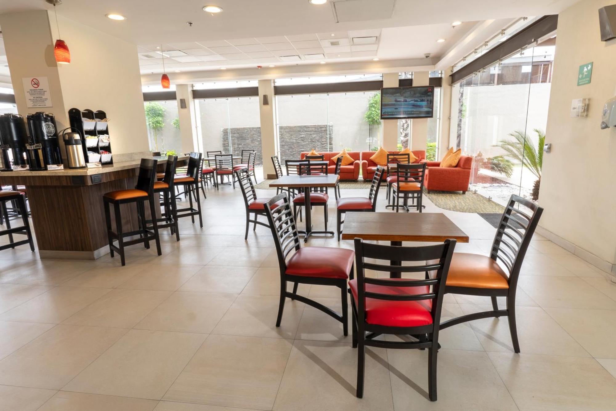 Holiday Inn Express Guadalajara Aeropuerto By Ihg Las Pintas Екстер'єр фото