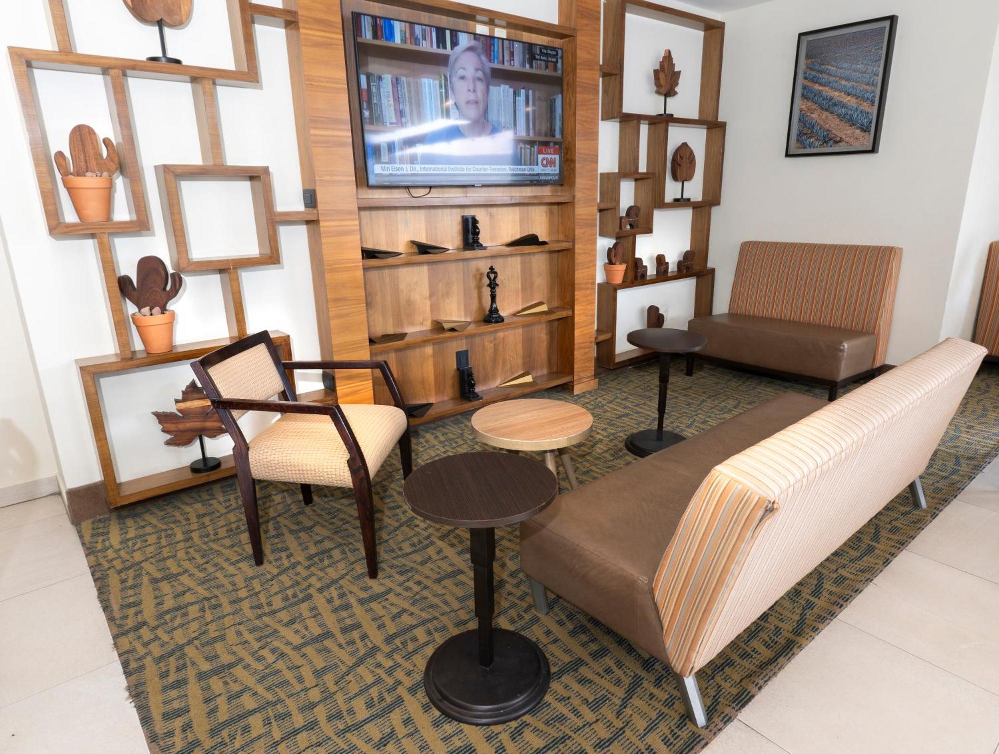 Holiday Inn Express Guadalajara Aeropuerto By Ihg Las Pintas Екстер'єр фото