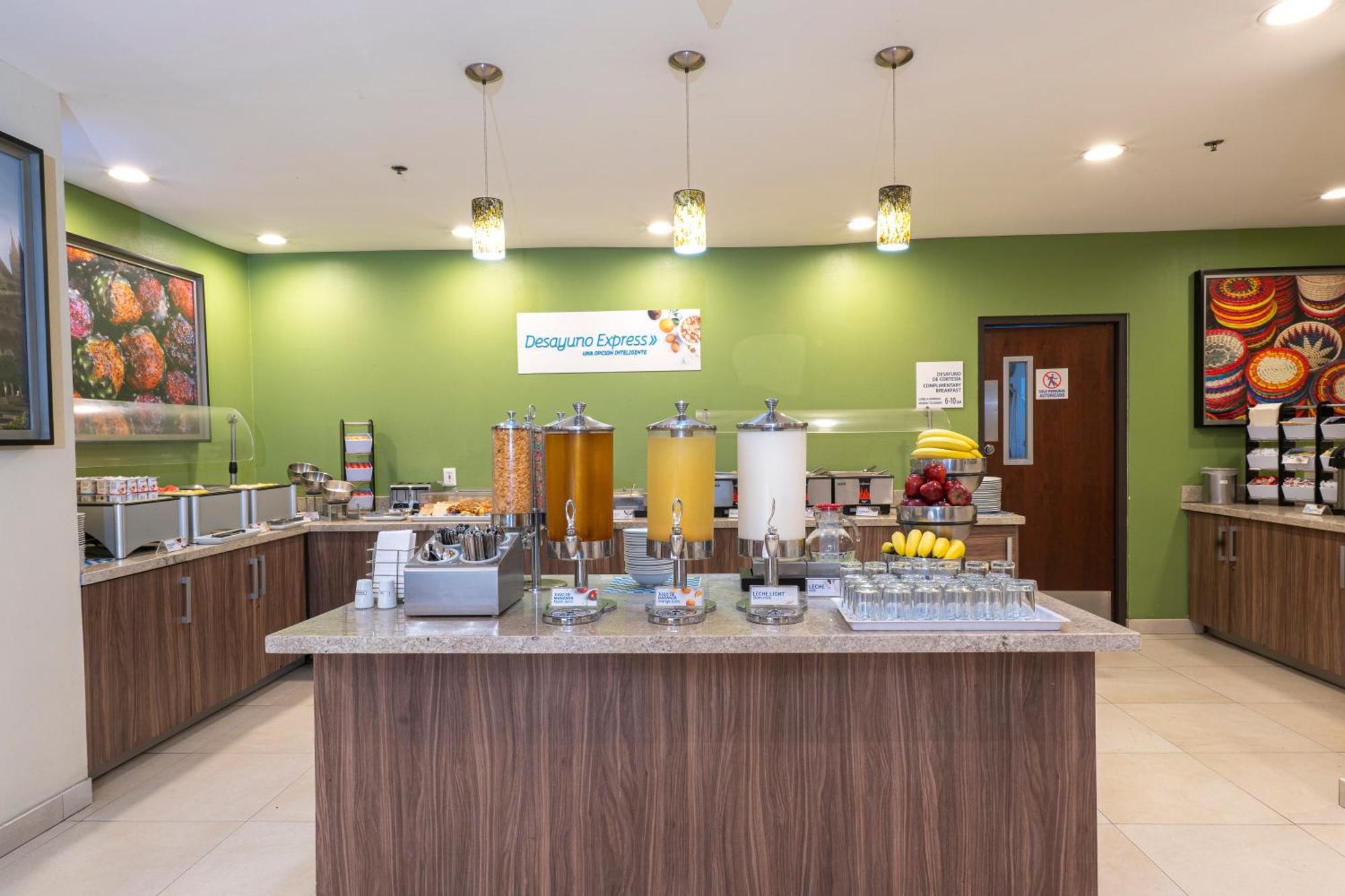 Holiday Inn Express Guadalajara Aeropuerto By Ihg Las Pintas Екстер'єр фото