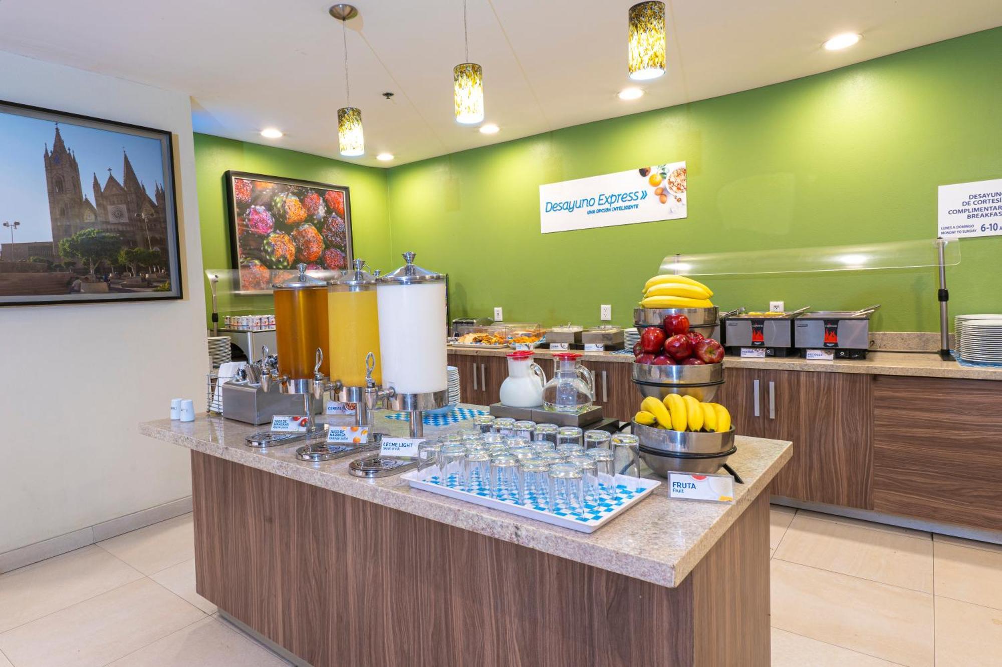 Holiday Inn Express Guadalajara Aeropuerto By Ihg Las Pintas Екстер'єр фото