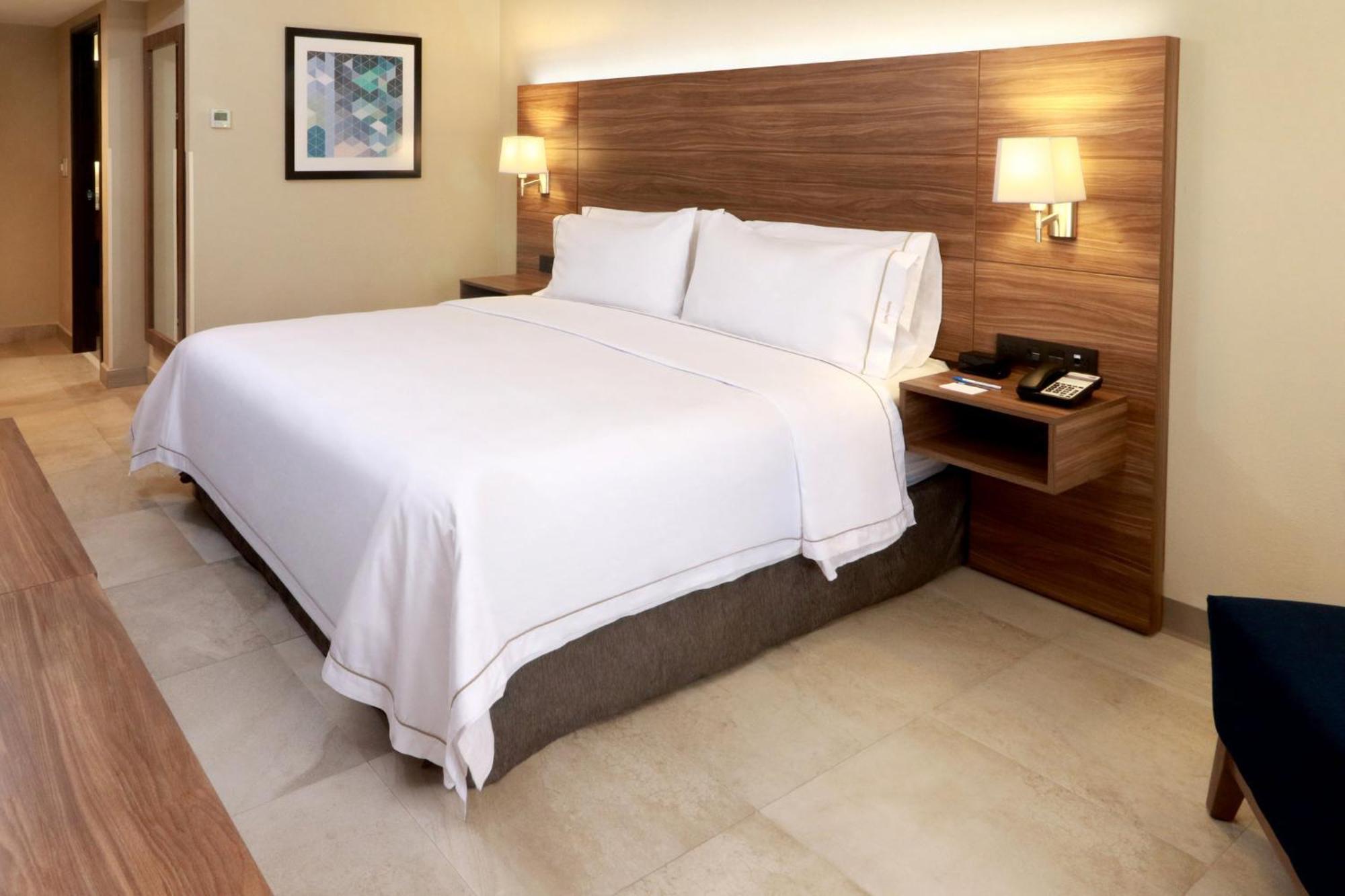 Holiday Inn Express Guadalajara Aeropuerto By Ihg Las Pintas Екстер'єр фото