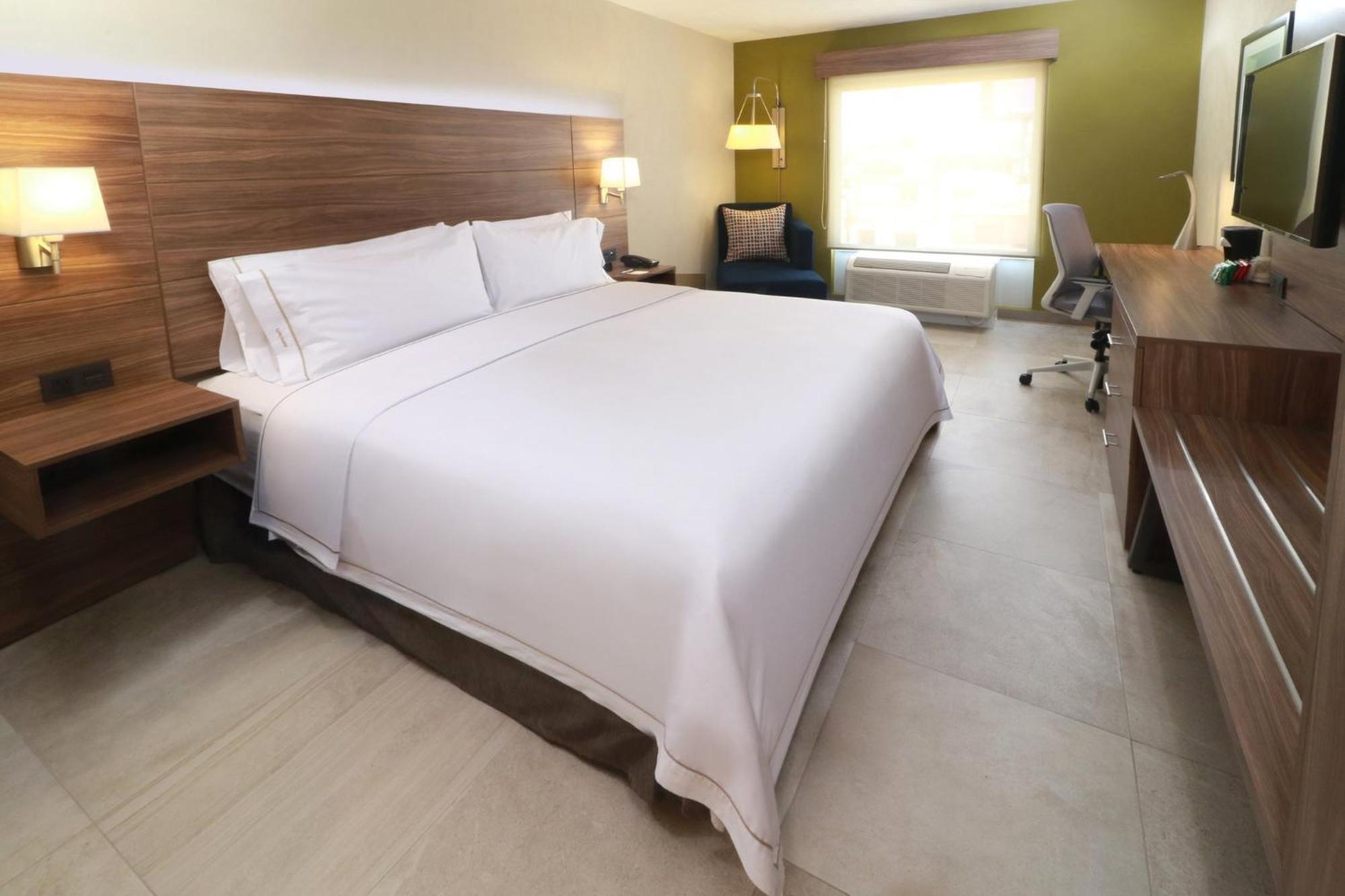 Holiday Inn Express Guadalajara Aeropuerto By Ihg Las Pintas Екстер'єр фото